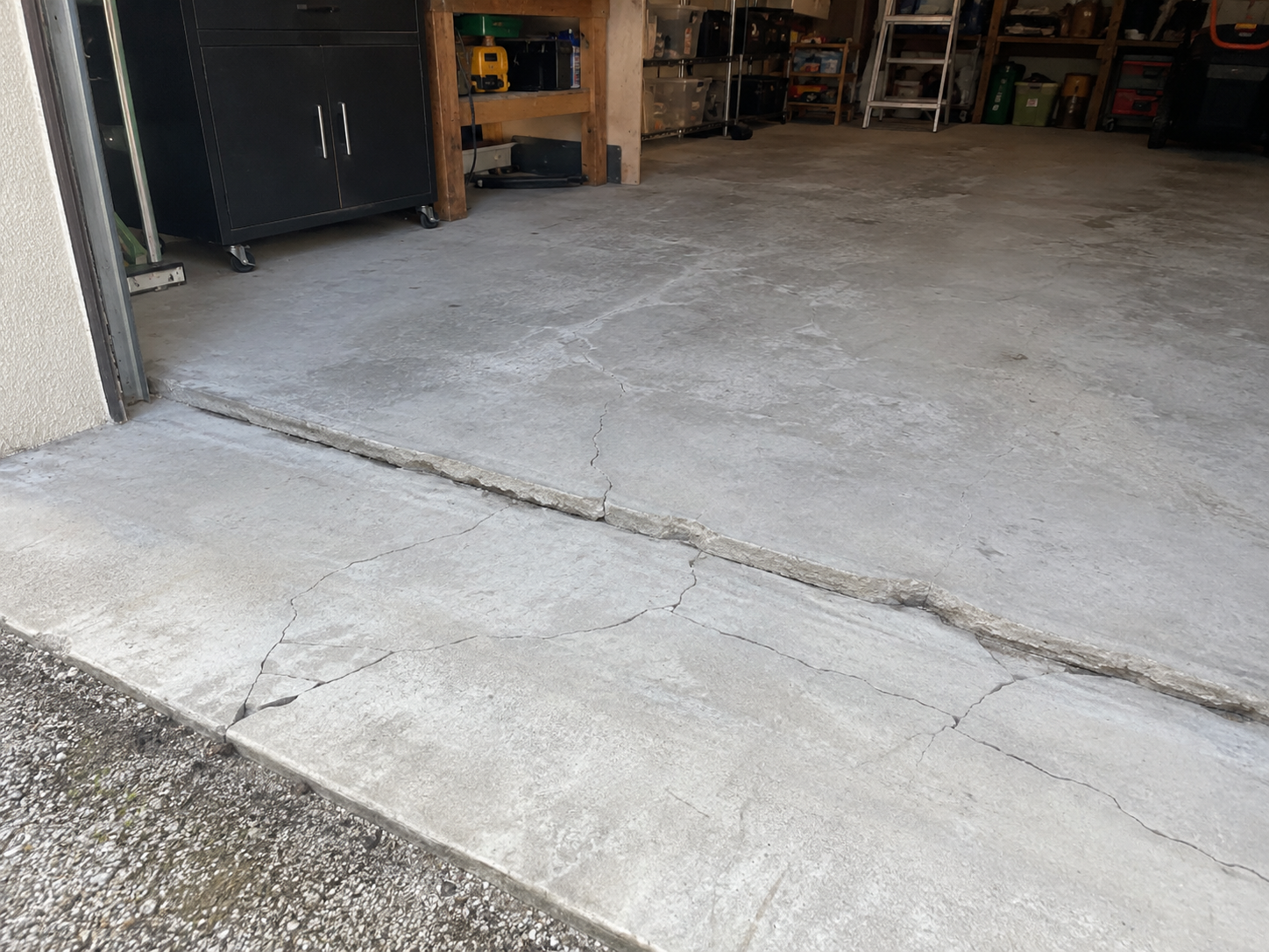 Dalle béton fissurée et désaffleurée avant reprise, garage à Châteaubriant