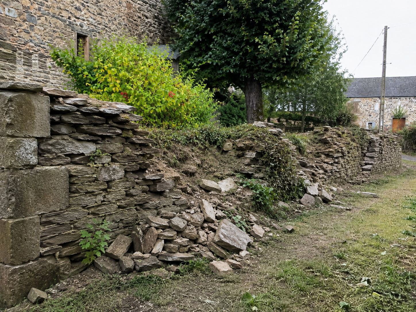 Mur de schiste effondré avant reconstruction à Vallons-de-l'Erdre